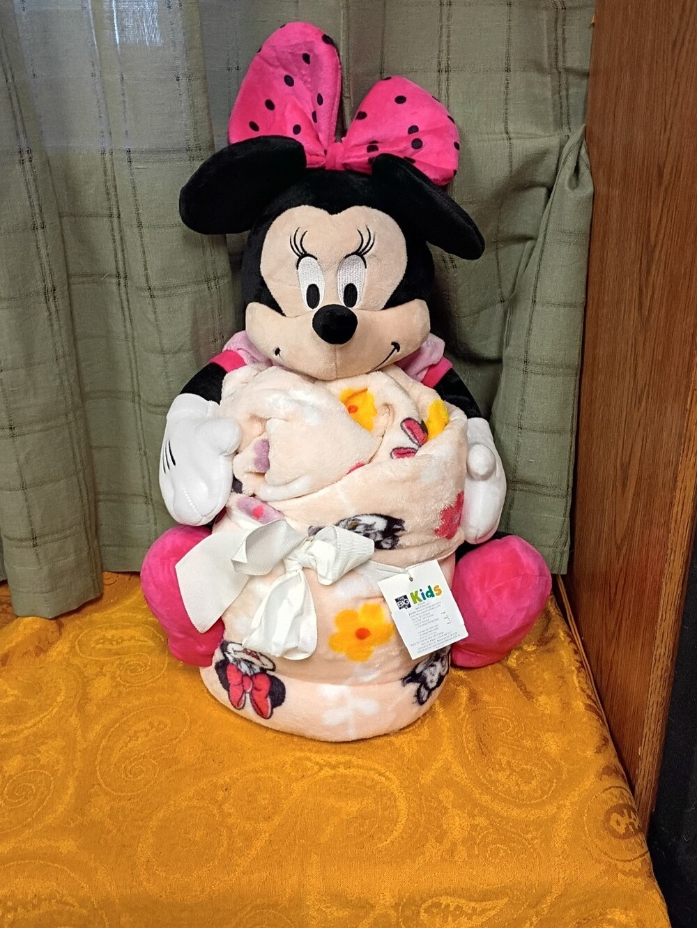 NWT Disney Minnie Mouse Huggable Buddy And Throw Plush Set